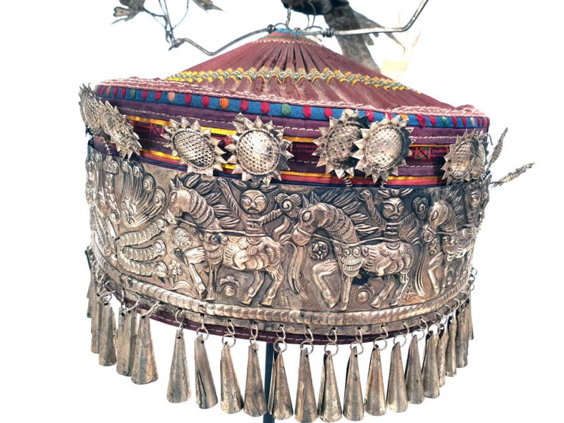 Cliquez sur la vignette pour agrandir et survolez la photo pour zoomer Chapeau ethnique de Jeune Fille Minorité Miao 3