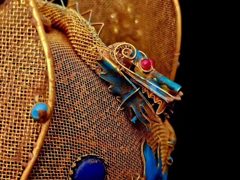 Cliquez sur la vignette pour agrandir et survolez la photo pour zoomer Coiffe Théâtrale Impériale aux Têtes de Dragon et Émaux Turquoises 5