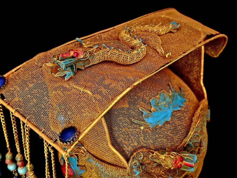 Cliquez sur la vignette pour agrandir et survolez la photo pour zoomer Coiffe Théâtrale Impériale de l’Empereur Qing aux Dragons et Émaux Turquoises 3
