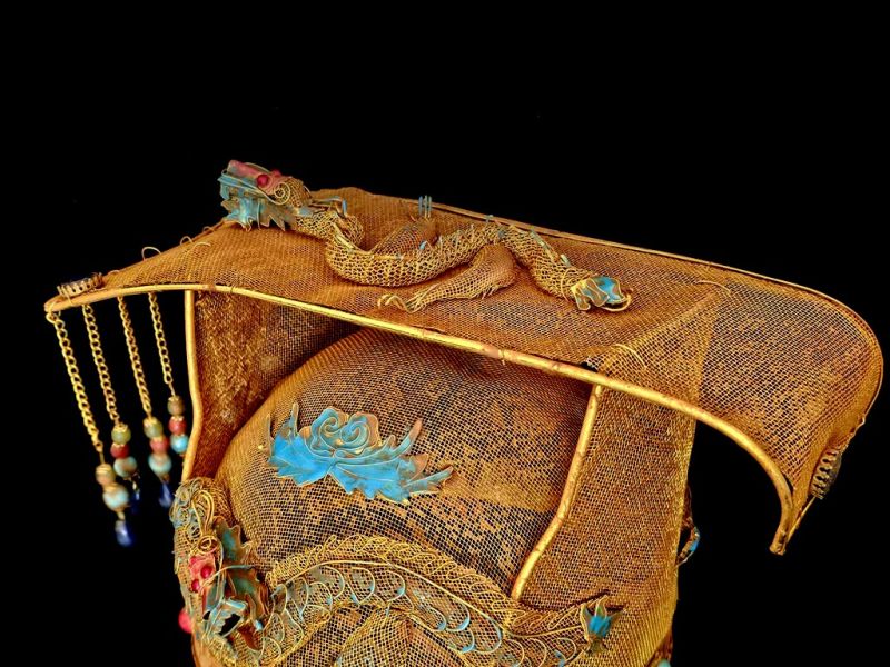 Cliquez sur la vignette pour agrandir et survolez la photo pour zoomer Coiffe Théâtrale Impériale de l’Empereur Qing aux Dragons et Émaux Turquoises 5