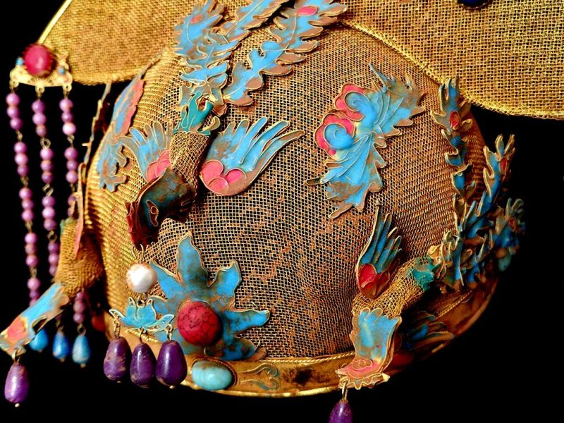 Cliquez sur la vignette pour agrandir et survolez la photo pour zoomer Coiffe Théâtrale Impériale Qing aux Émaux Turquoises et Pampilles Rose‑Violet 2