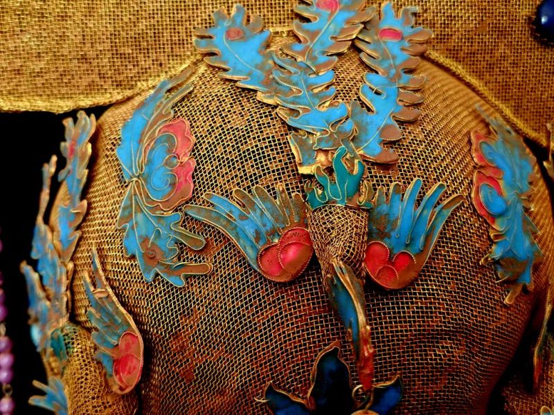 Cliquez sur la vignette pour agrandir et survolez la photo pour zoomer Coiffe Théâtrale Impériale Qing aux Émaux Turquoises et Pampilles Rose‑Violet 3