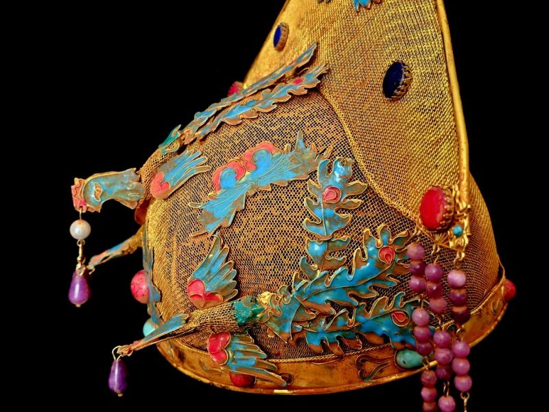 Cliquez sur la vignette pour agrandir et survolez la photo pour zoomer Coiffe Théâtrale Impériale Qing aux Émaux Turquoises et Pampilles Rose‑Violet 4