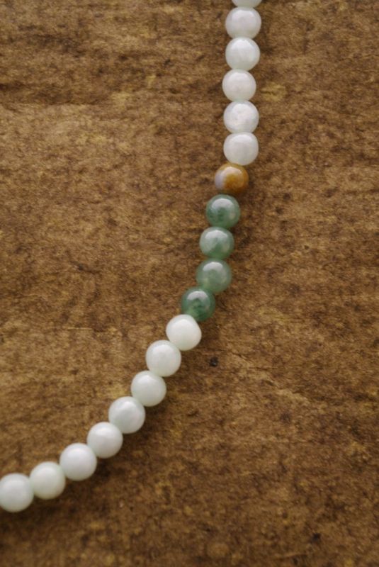 Cliquez sur la vignette pour agrandir et survolez la photo pour zoomer Collier 80 boules de jade couleur Vert Marron et Blanc 5