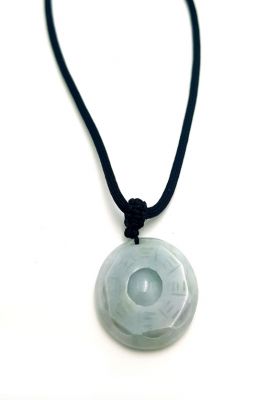 Collier avec son Pendentif en Jade Bagua - Vert translucide Collier avec son Pendentif en Jade Bagua - Vert translucide