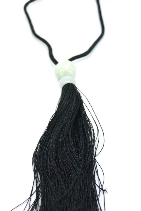 Cliquez sur la vignette pour agrandir et survolez la photo pour zoomer Collier avec son Pendentif en Jade Boule et Pompon 2