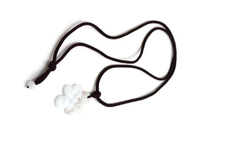 Cliquez sur la vignette pour agrandir et survolez la photo pour zoomer Collier avec son Pendentif en Jade - Nœud sans fin - Blanc 3