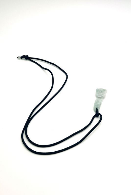 Cliquez sur la vignette pour agrandir et survolez la photo pour zoomer Collier avec son Pendentif en Jade Ruyi - Blanc reflets verts 3