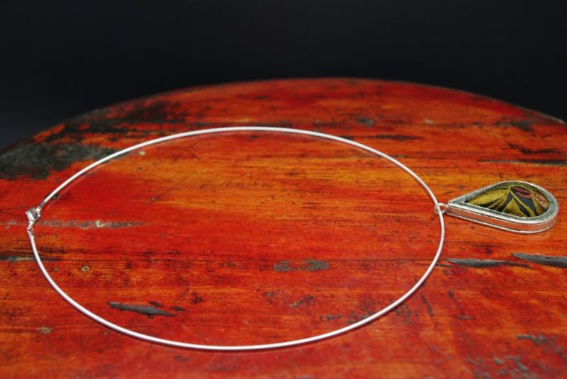 Cliquez sur la vignette pour agrandir et survolez la photo pour zoomer Collier Ethnique Broderie Pendentif 2