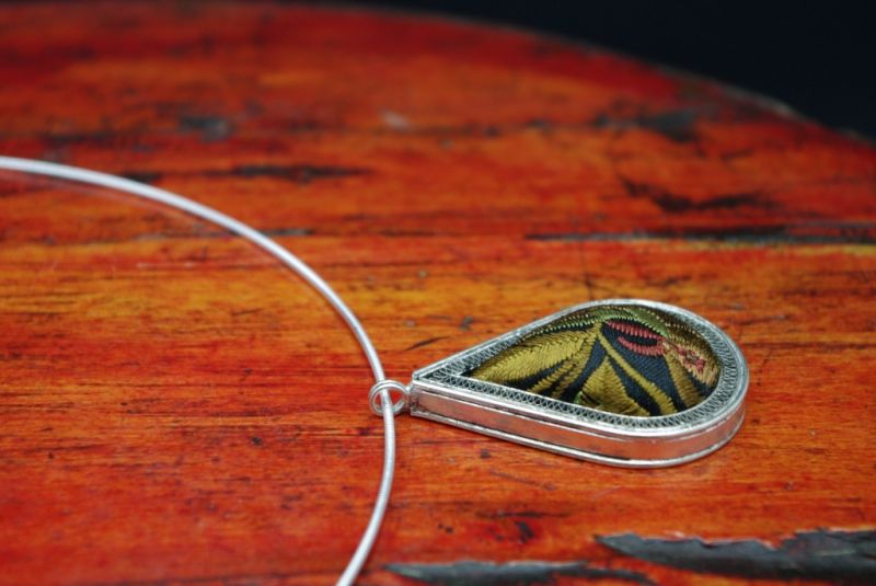 Cliquez sur la vignette pour agrandir et survolez la photo pour zoomer Collier Ethnique Broderie Pendentif 3