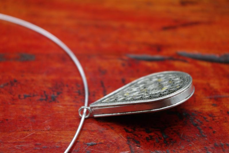 Cliquez sur la vignette pour agrandir et survolez la photo pour zoomer Collier Ethnique Broderie Pendentif 5