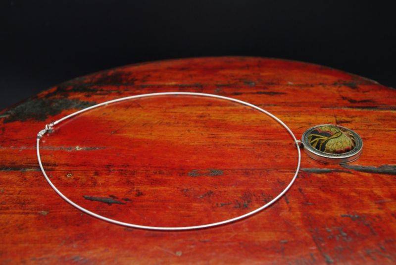 Cliquez sur la vignette pour agrandir et survolez la photo pour zoomer Collier Ethnique Broderie Pendentif Rond 2