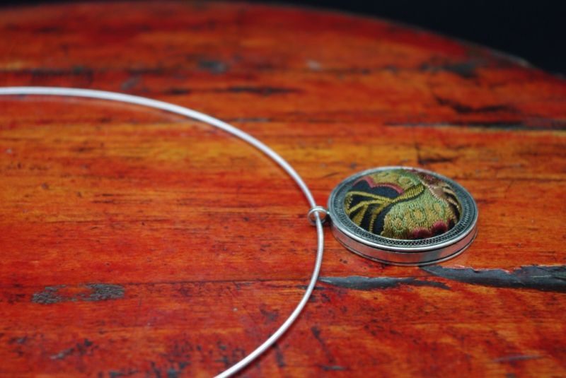 Cliquez sur la vignette pour agrandir et survolez la photo pour zoomer Collier Ethnique Broderie Pendentif Rond 3