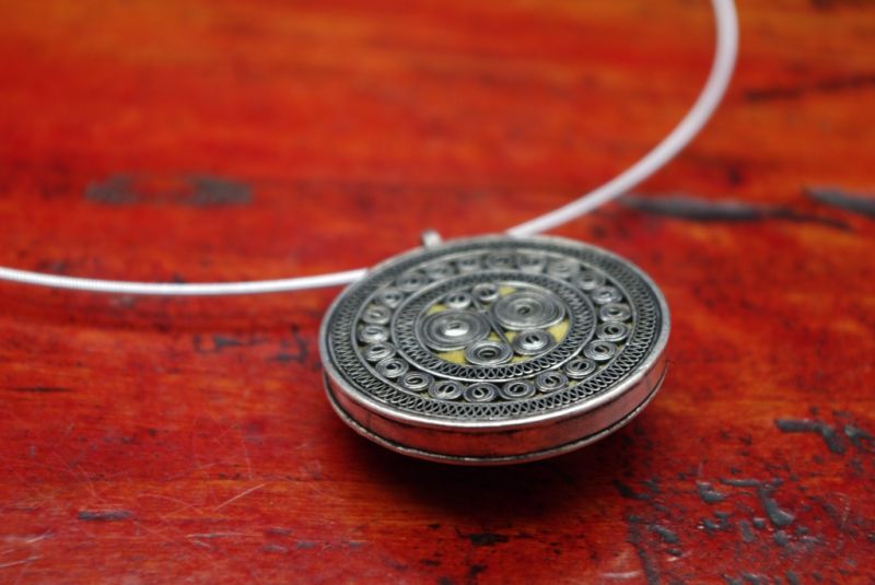 Cliquez sur la vignette pour agrandir et survolez la photo pour zoomer Collier Ethnique Broderie Pendentif Rond 4