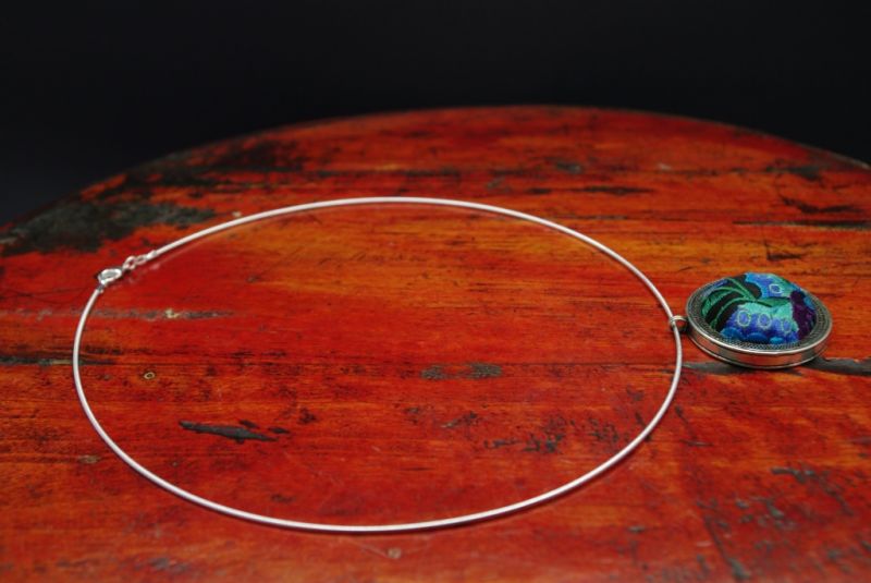 Cliquez sur la vignette pour agrandir et survolez la photo pour zoomer Collier Ethnique Broderie Rond Bleu 2