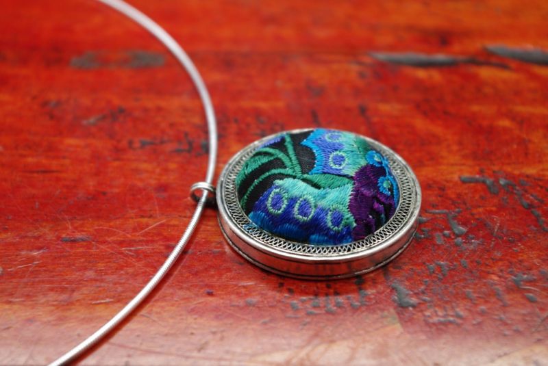 Cliquez sur la vignette pour agrandir et survolez la photo pour zoomer Collier Ethnique Broderie Rond Bleu 3