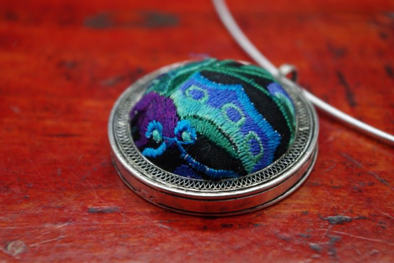 Cliquez sur la vignette pour agrandir et survolez la photo pour zoomer Collier Ethnique Broderie Rond Bleu 5