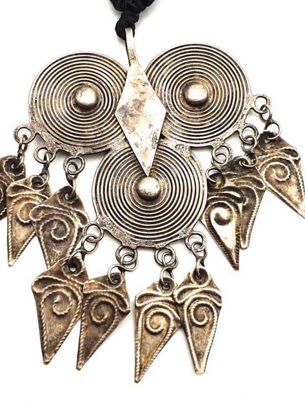 Cliquez sur la vignette pour agrandir et survolez la photo pour zoomer Collier ethnique Pendentif 3 Spirales Plates 2