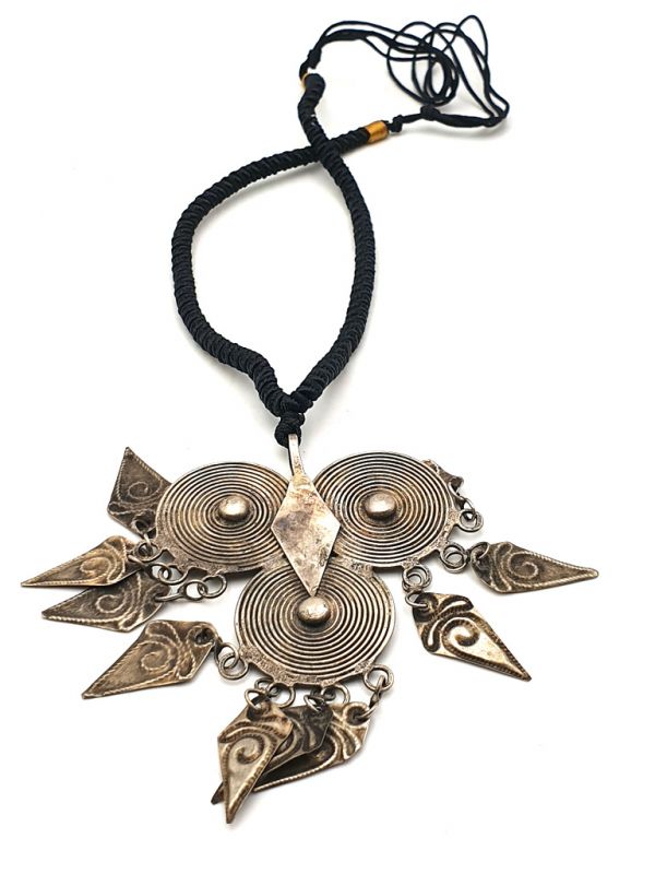 Cliquez sur la vignette pour agrandir et survolez la photo pour zoomer Collier ethnique Pendentif 3 Spirales Plates 3