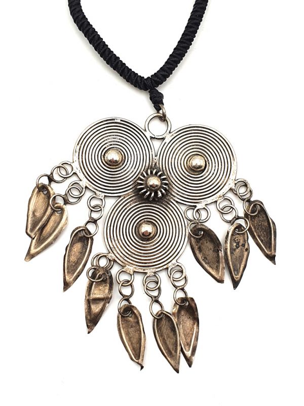 Cliquez sur la vignette pour agrandir et survolez la photo pour zoomer Collier ethnique Pendentif 3 Spirales Plates 2