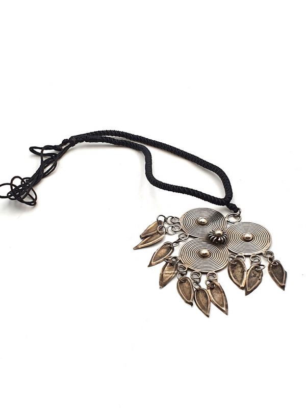 Cliquez sur la vignette pour agrandir et survolez la photo pour zoomer Collier ethnique Pendentif 3 Spirales Plates 3