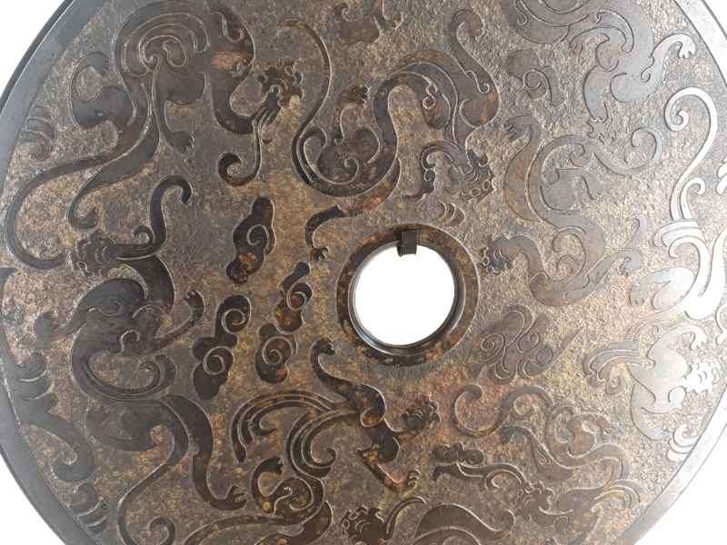 Cliquez sur la vignette pour agrandir et survolez la photo pour zoomer Disque Bi en Jade Gravé 40cm - Animaux mythiques 3