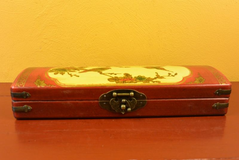 Cliquez sur la vignette pour agrandir et survolez la photo pour zoomer Longue Boite Chinoise en Bois Rouge et Jaune Oiseaux 2