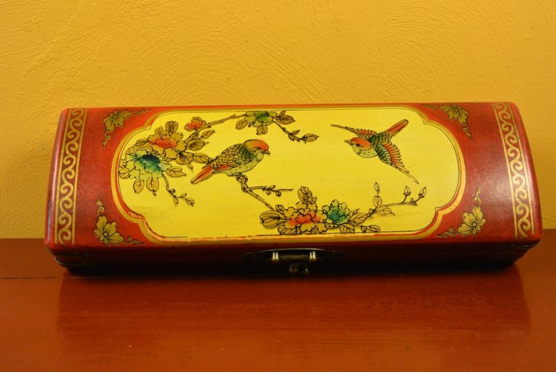 Cliquez sur la vignette pour agrandir et survolez la photo pour zoomer Longue Boite Chinoise en Bois Rouge et Jaune Oiseaux 3