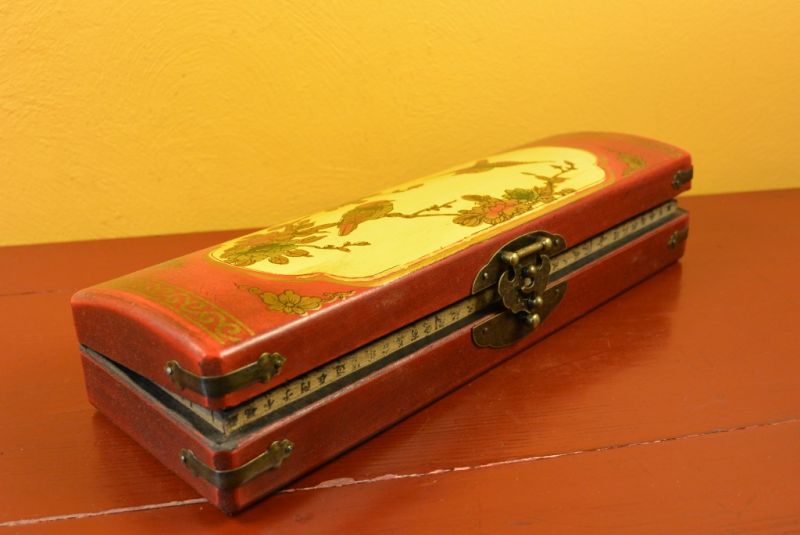 Cliquez sur la vignette pour agrandir et survolez la photo pour zoomer Longue Boite Chinoise en Bois Rouge et Jaune Oiseaux 5