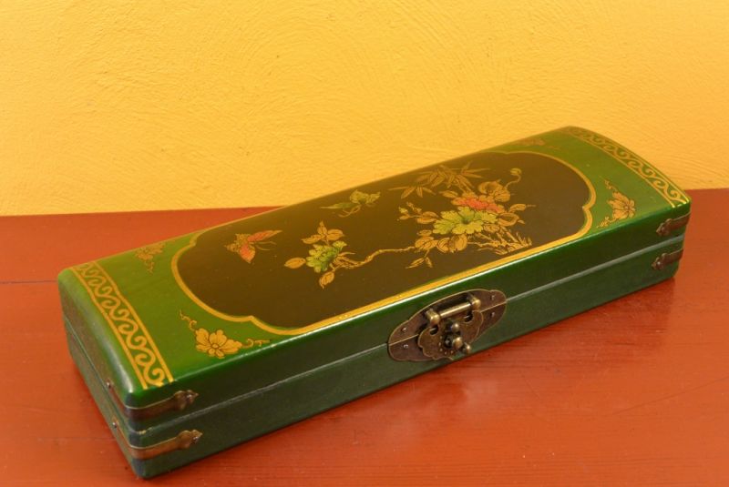 Longue Boite Chinoise en Bois Verte et Noire Papillons
