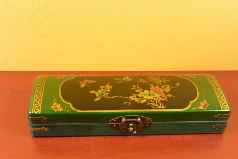 Cliquez sur la vignette pour agrandir et survolez la photo pour zoomer Longue Boite Chinoise en Bois Verte et Noire Papillons 2