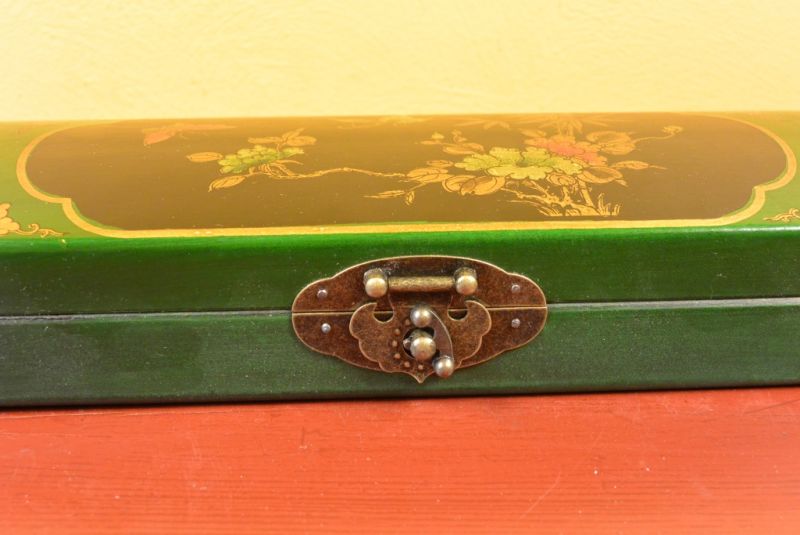 Cliquez sur la vignette pour agrandir et survolez la photo pour zoomer Longue Boite Chinoise en Bois Verte et Noire Papillons 3