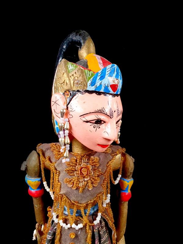 Cliquez sur la vignette pour agrandir et survolez la photo pour zoomer Marionnette Indonésienne Wayang Golek Subadra 2