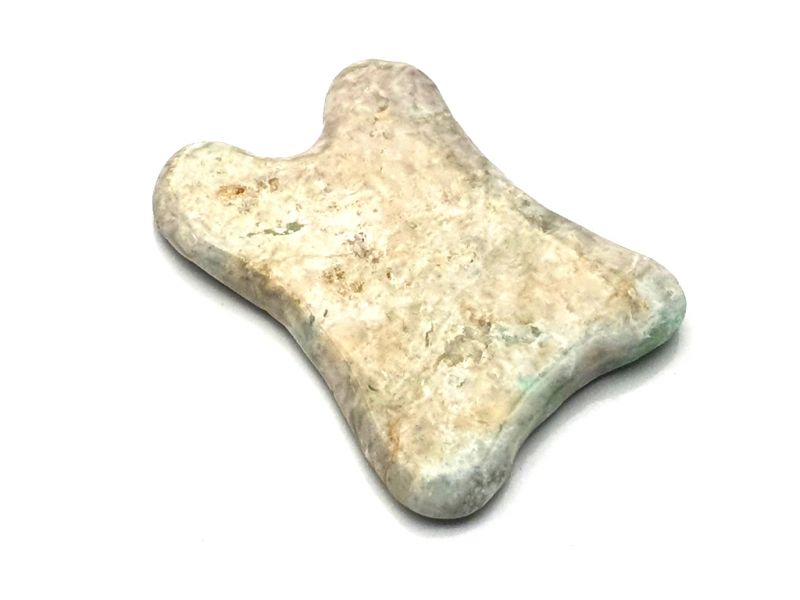 Cliquez sur la vignette pour agrandir et survolez la photo pour zoomer Médecine traditionnelle chinoise - Gua Sha concave en Jade - vert clair avec des reflets beige 2