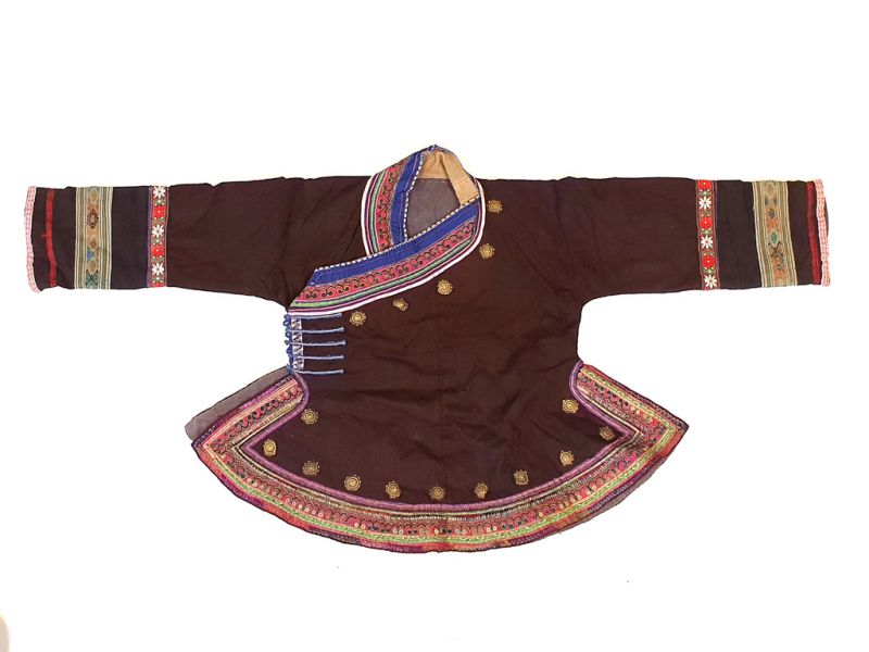 Cliquez sur la vignette pour agrandir et survolez la photo pour zoomer Minorités Chinoises - Costume Complet Miao 3