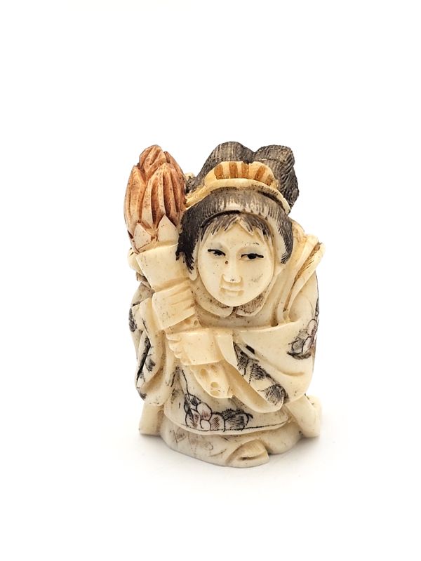 Netsuké Japonais en Os La femme au flambeau 2