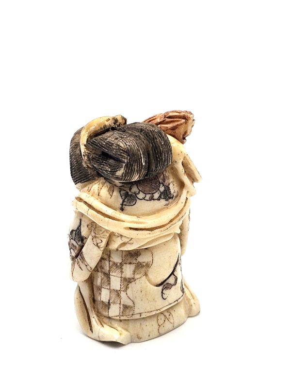 Cliquez sur la vignette pour agrandir et survolez la photo pour zoomer Netsuké Japonais en Os La femme au flambeau 2 2