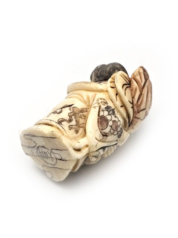 Cliquez sur la vignette pour agrandir et survolez la photo pour zoomer Netsuké Japonais en Os La femme au flambeau 2 3