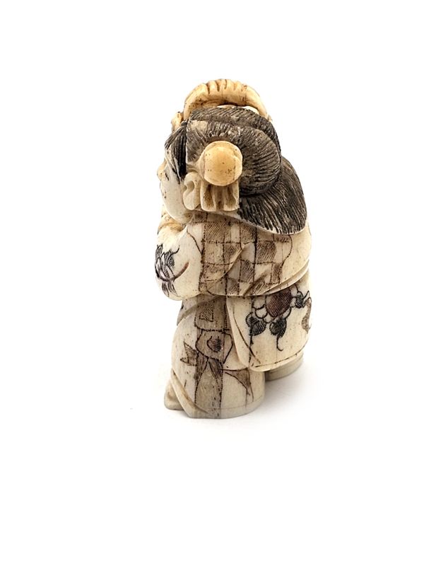 Cliquez sur la vignette pour agrandir et survolez la photo pour zoomer Netsuké Japonais en Os La femme au panier 2