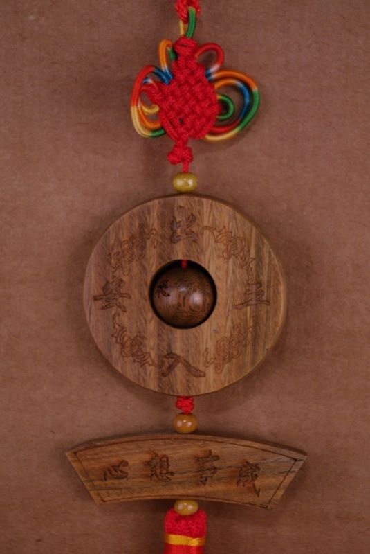 Cliquez sur la vignette pour agrandir et survolez la photo pour zoomer Pendentifs Feng Shui en Bois Disque Bi 4