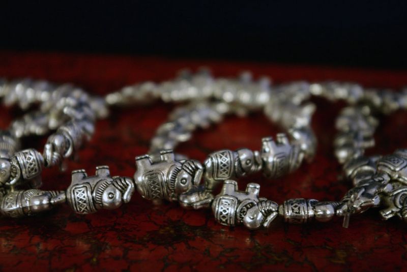 Cliquez sur la vignette pour agrandir et survolez la photo pour zoomer Petit Bracelet Ethnique Élastique Éléphant 5