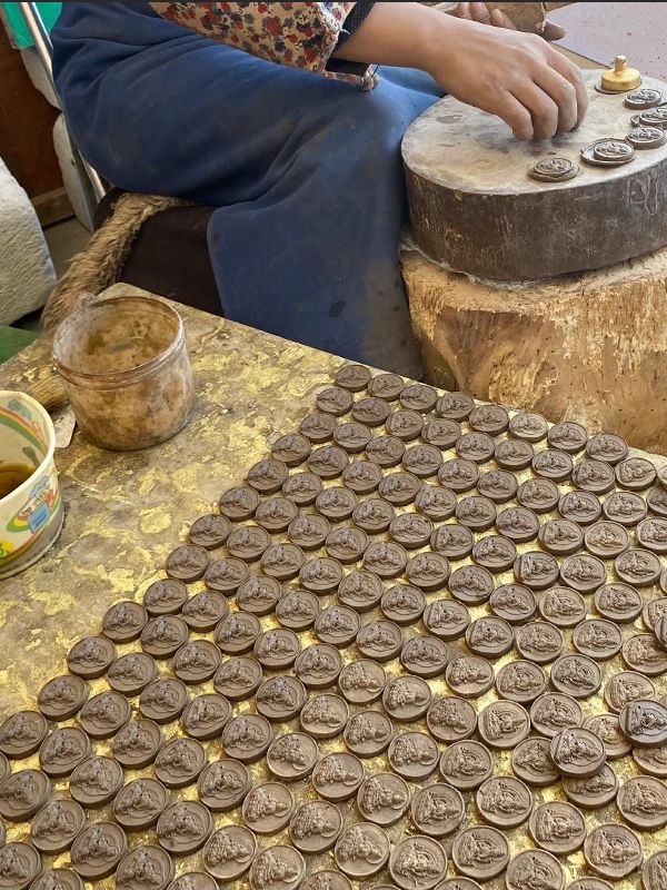 Cliquez sur la vignette pour agrandir et survolez la photo pour zoomer Petit Tsatsa Tibétain - Objet sacré - Mahayana - Sāgara - Roi Dragon 4