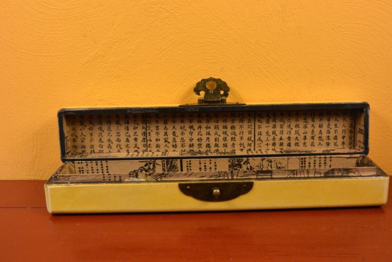 Cliquez sur la vignette pour agrandir et survolez la photo pour zoomer Petite Boite Chinoise en Bois longue Jaune Oiseaux 5