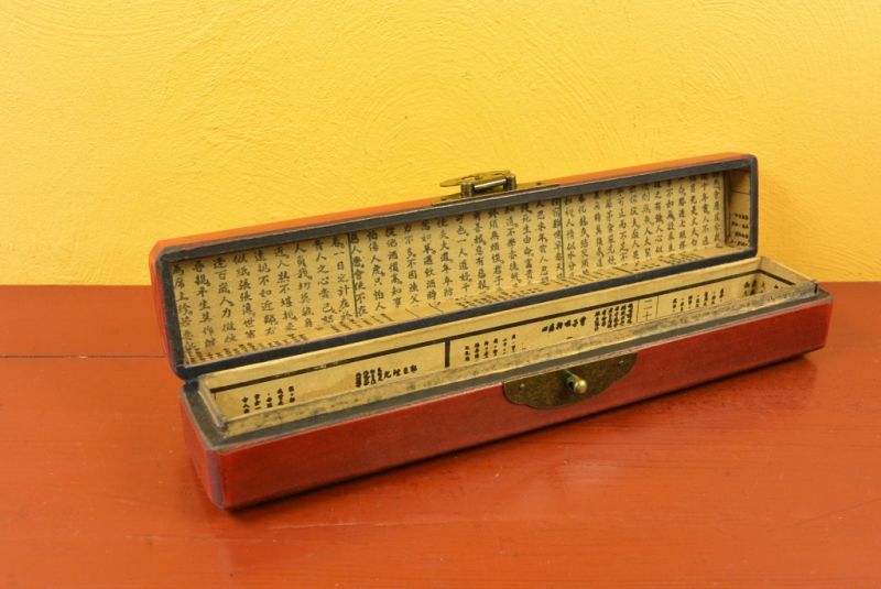 Cliquez sur la vignette pour agrandir et survolez la photo pour zoomer Petite Boite en Bois longue Rouge et Jaune Oiseaux 5