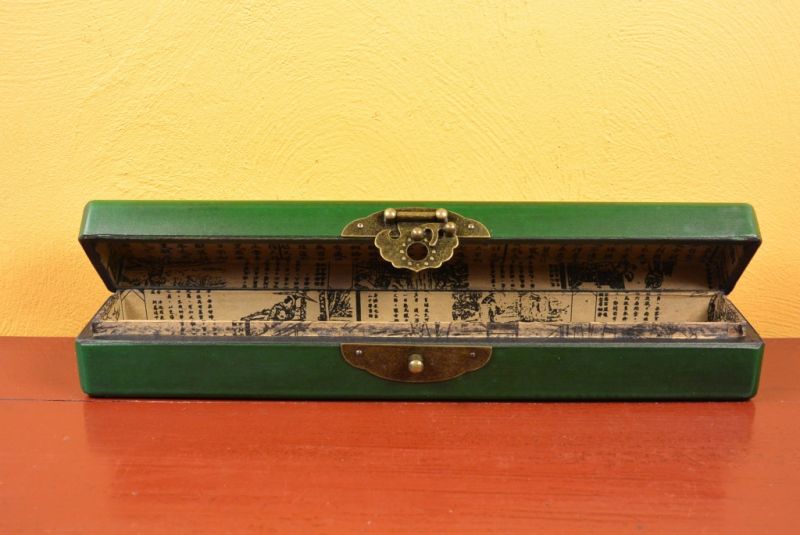 Cliquez sur la vignette pour agrandir et survolez la photo pour zoomer Petite Boite en Bois longue Verte et Noire Oiseaux 5