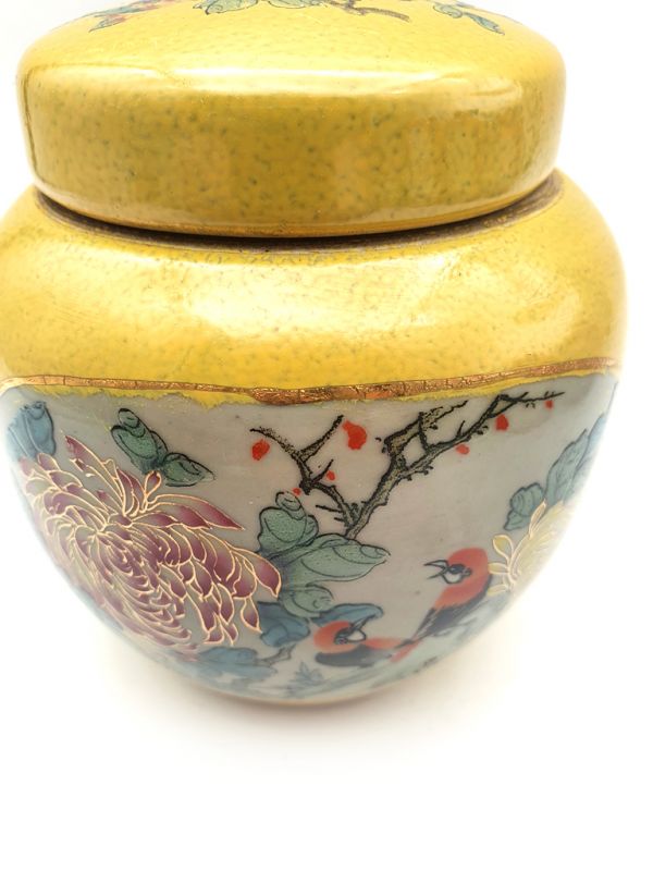 Cliquez sur la vignette pour agrandir et survolez la photo pour zoomer Petite Potiche Chinoise en Porcelaine Colorée - Jaune - Deux oiseaux sur l'arbre 3