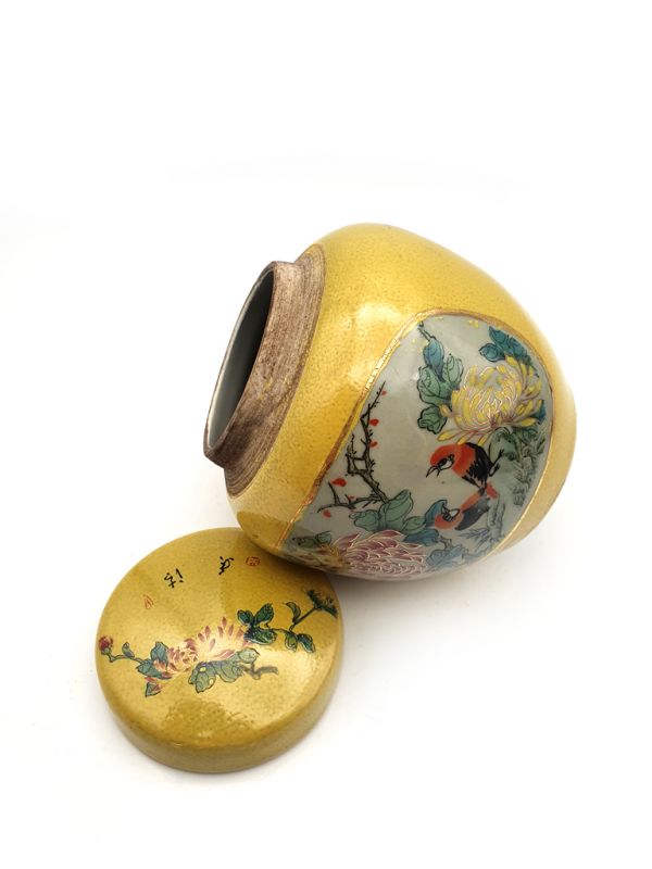 Cliquez sur la vignette pour agrandir et survolez la photo pour zoomer Petite Potiche Chinoise en Porcelaine Colorée - Jaune - Deux oiseaux sur l'arbre 4