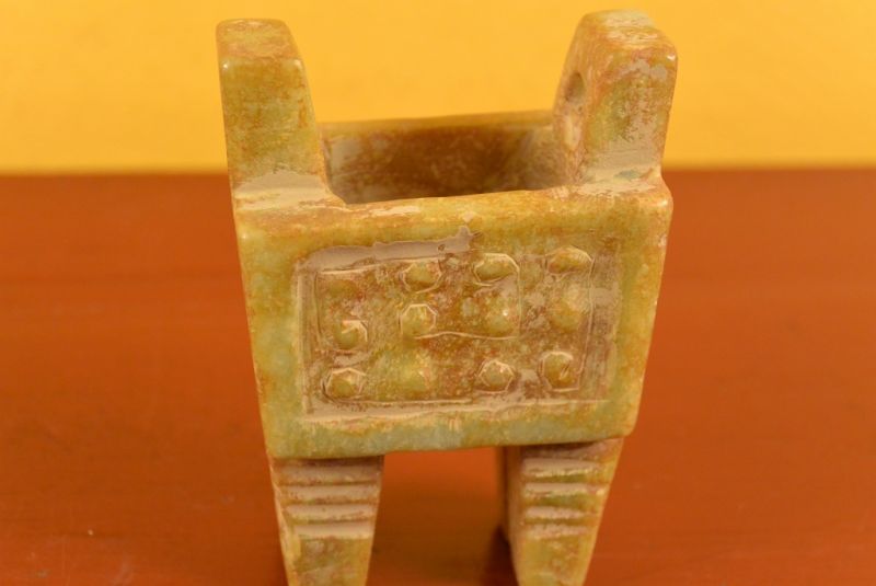 Cliquez sur la vignette pour agrandir et survolez la photo pour zoomer Pierre de Jade petite potiche 4 4