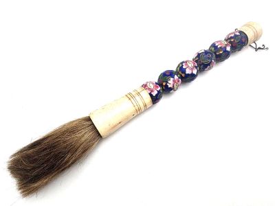 Pinceau cloisonné à perles bleu roi, orné de fleurs roses