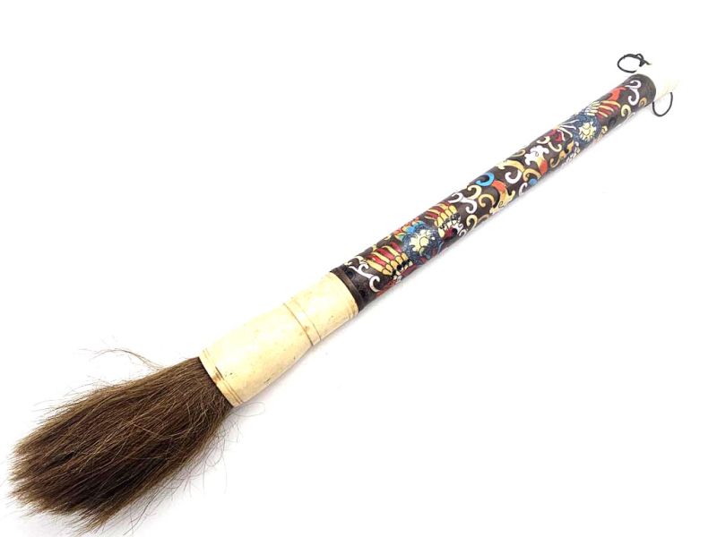 Pinceau contemporain en cloisonné noir, manche ivoire, à motif de fleurs délicates et arabesques colorées
